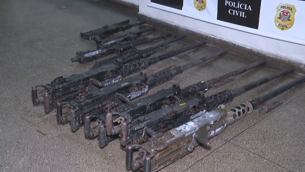 Armas foram encontradas pela Polícia Civil na Grande São Paulo — Foto: Johan Carlos/TV Globo