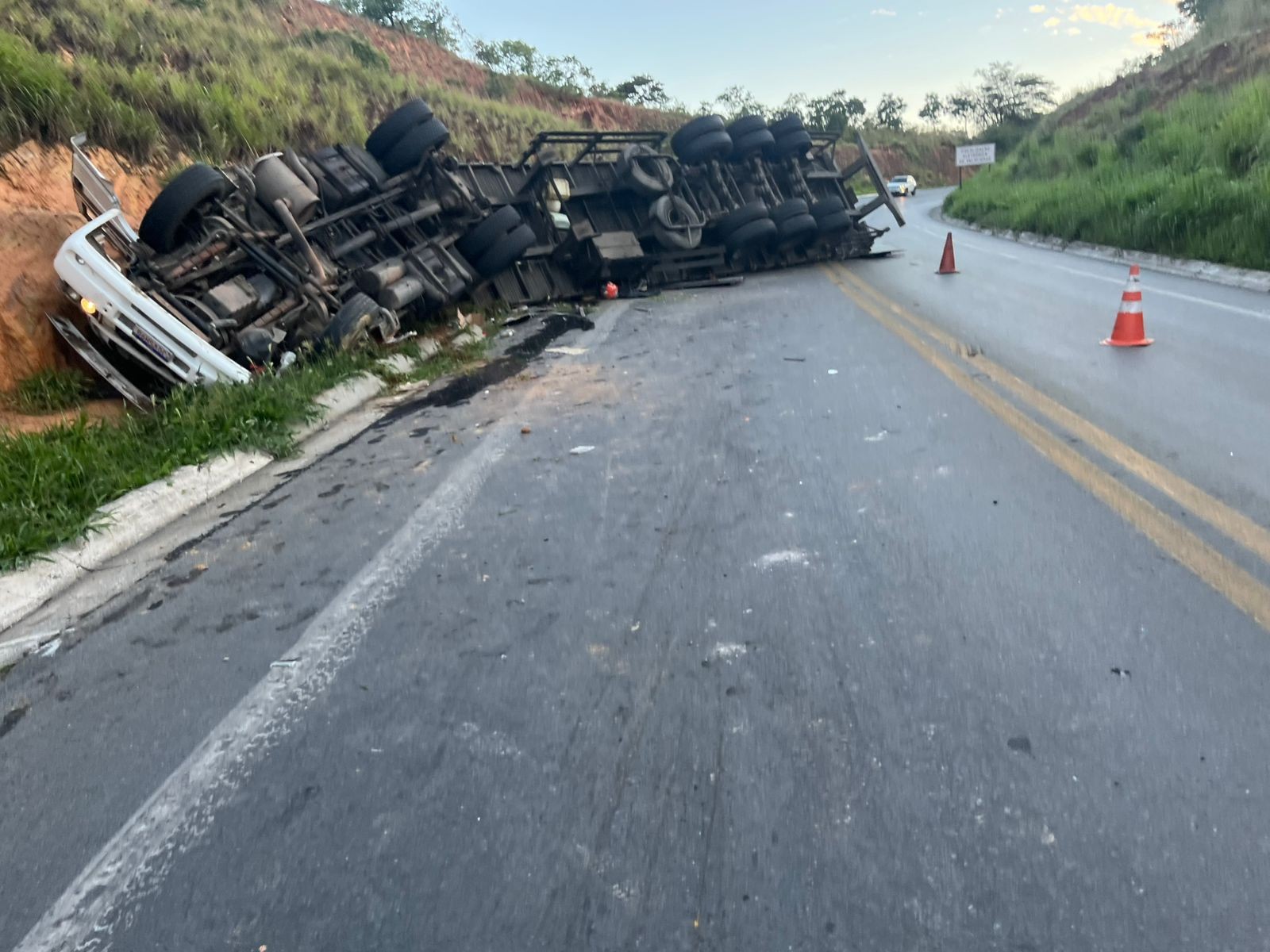 Motorista fica ferido após carreta carregada de arame tombar na BR-251