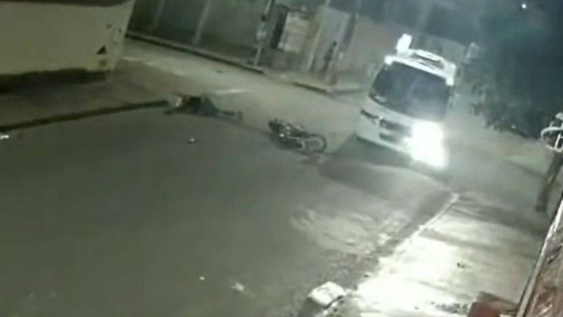 VÍDEO: Motociclista desrespeita sinalização e bate em micro-ônibus que transportava trabalhadores em Uberlândia