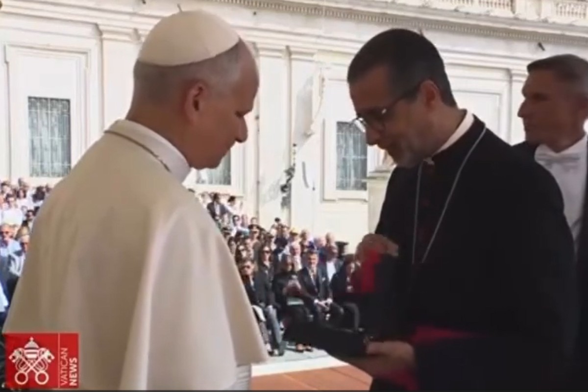 Bispo de Caruaru entrega presente para Papa Leão XIV durante audiência geral no Vaticano