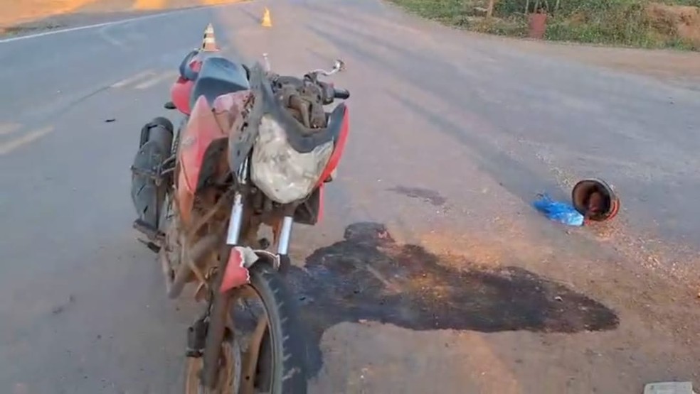 Motocicleta de Otávio Damasceno ficou praticamente destruída — Foto: Reprodução
