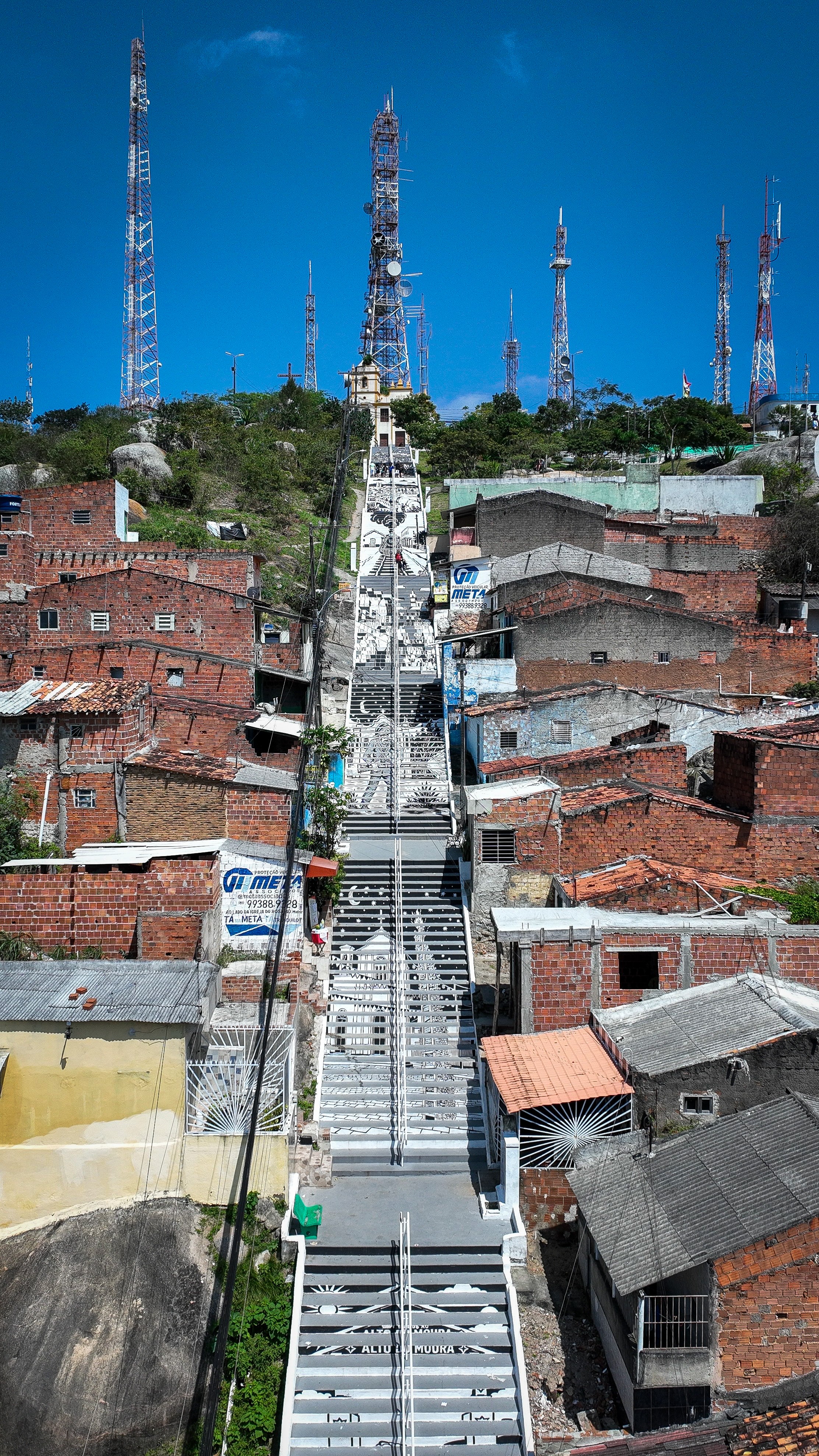 Escadaria do Monte Bom Jesus ganha pintura em xilogravura em homenagem a cultura caruaruense; VÍDEO