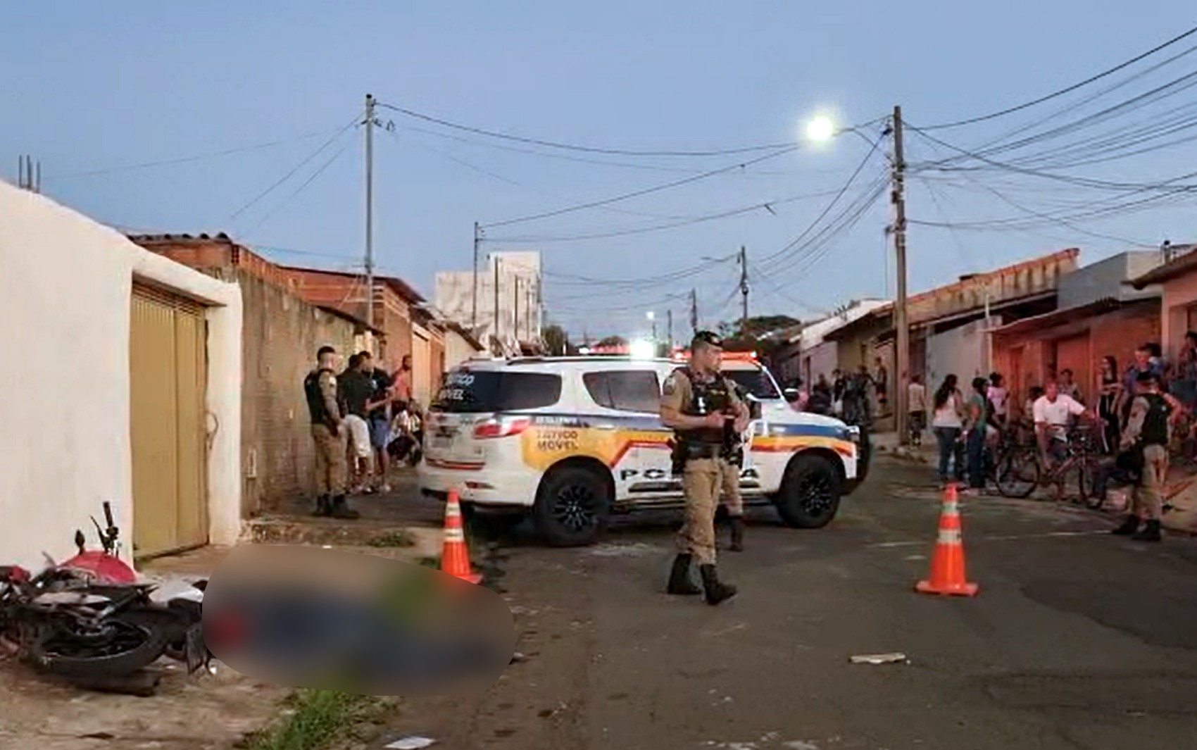 VÍDEO: Polícia usa balas de borracha e bombas de efeito moral para conter tumulto em acidente com morte em Passos, MG