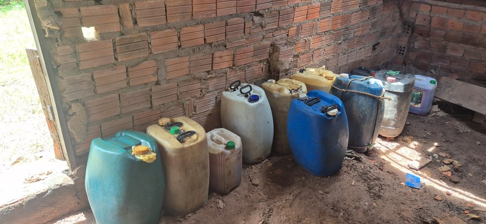 Galões de combustíveis são apreendidos em chácara na zona rural de SL; produto era vendido ilegalmente — Foto: Divulgação/Polícia Civil do Maranhão