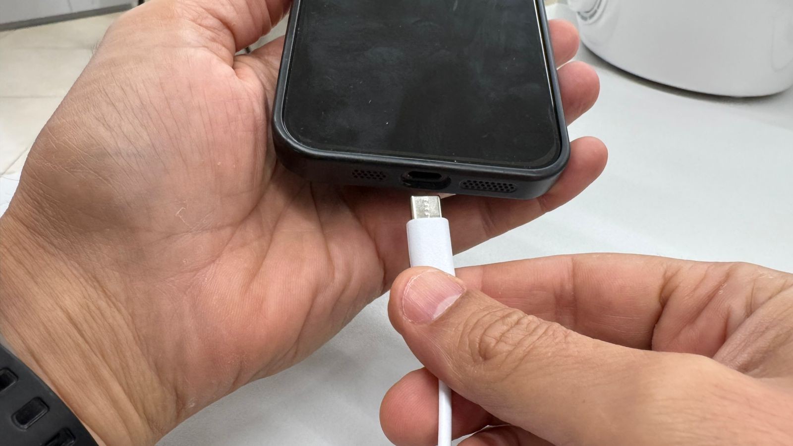 Cuidados simples podem evitar acidentes fatais ao carregar o celular na tomada