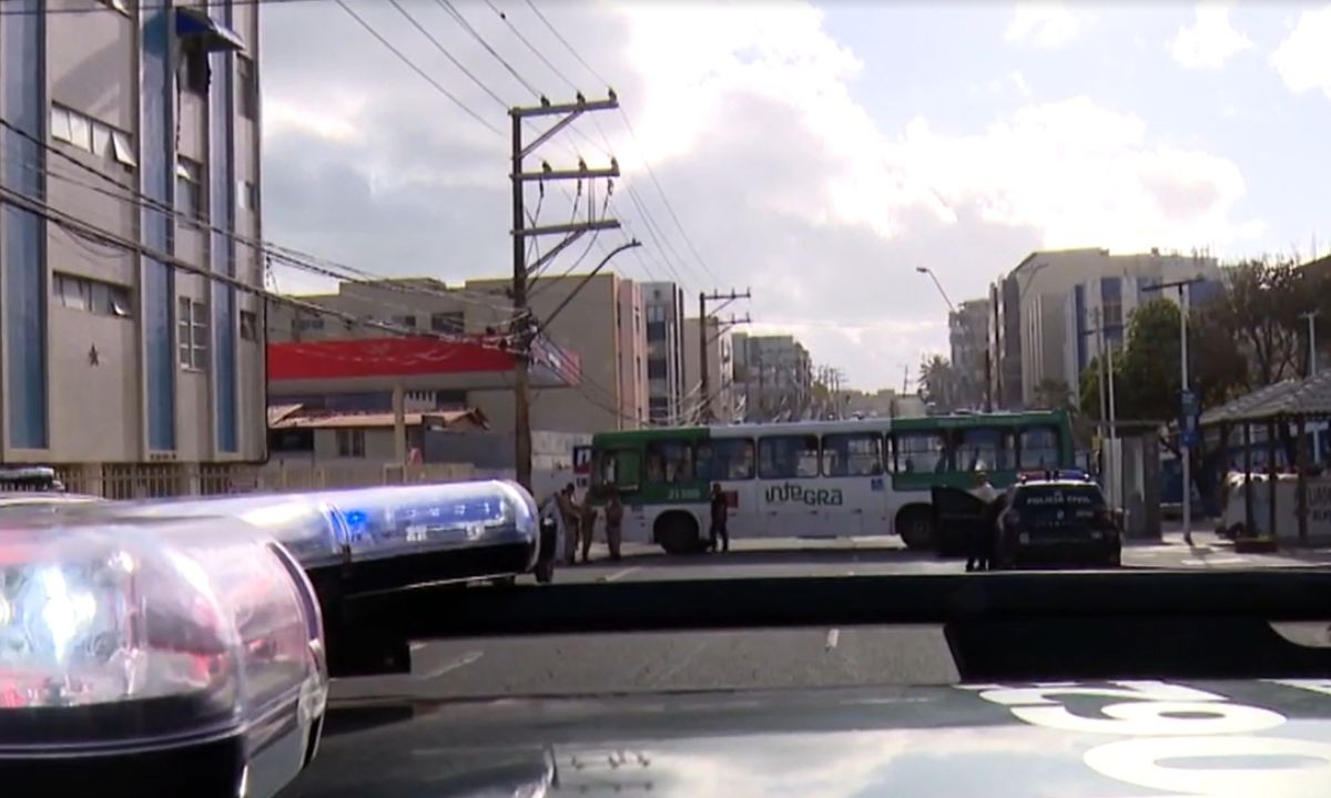 Ônibus param de rodar no Nordeste de Amaralina e Vale das Pedrinhas após ação de homens armados 