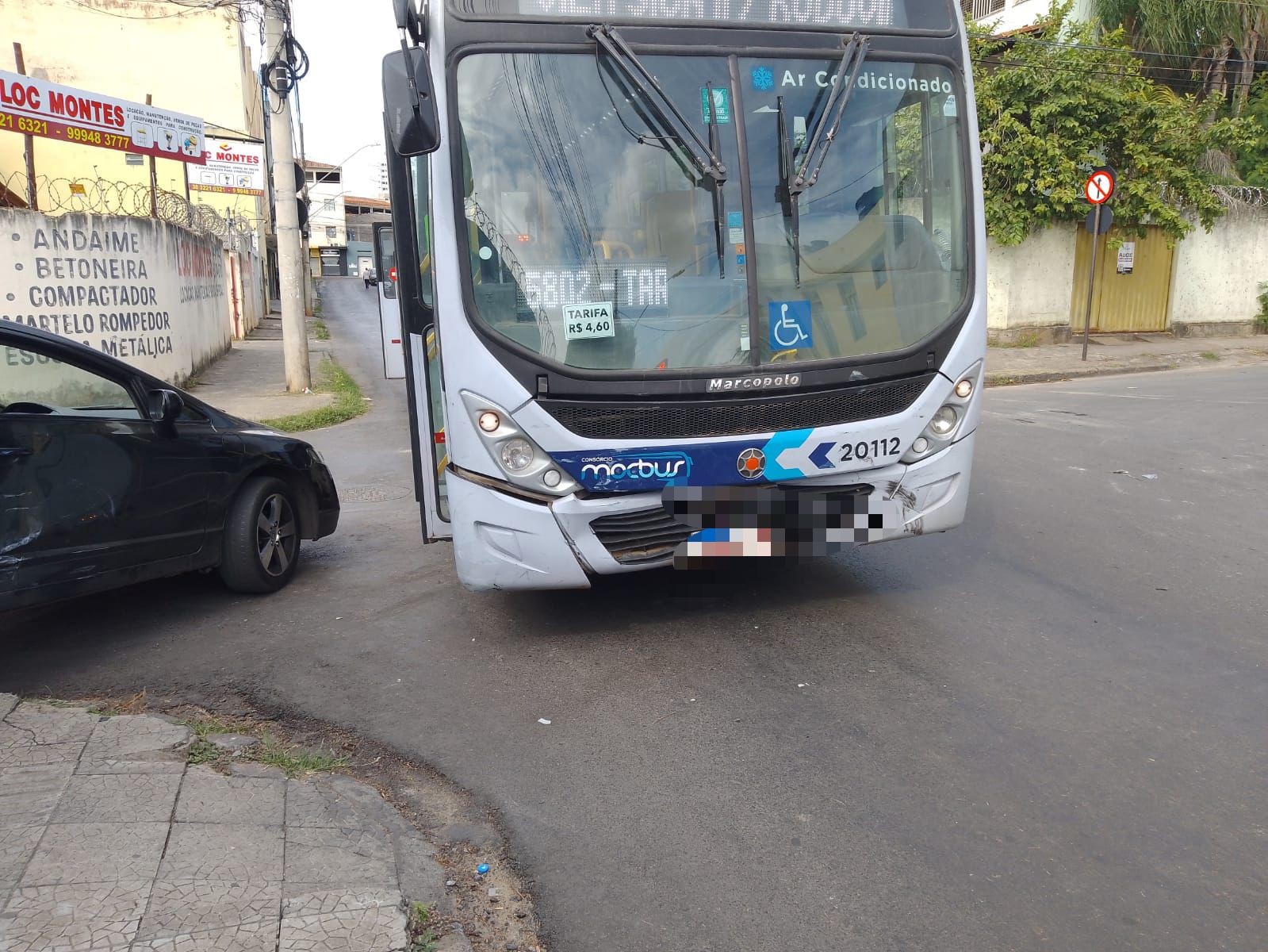 Batida entre ônibus do transporte coletivo e carro deixa duas pessoas feridas em Montes Claros 