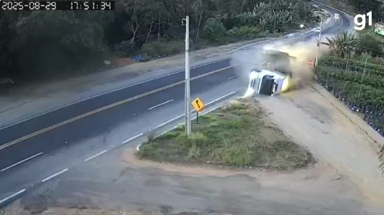 Carreta com bois tomba em trecho da BR-116 em Teófilo Otoni onde 39 morreram em 2024