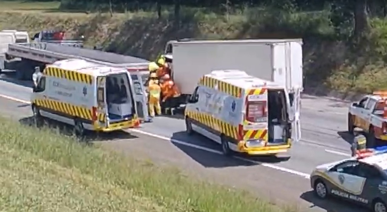 Batida entre dois caminhões deixa feridos na Rodovia Castello Branco