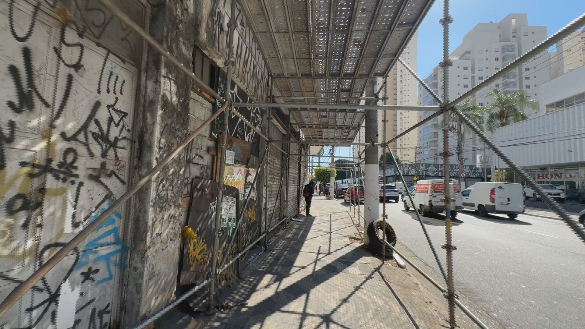 Andaime em prédio tombado ocupa calçada na Zona Oeste de SP há 10 anos