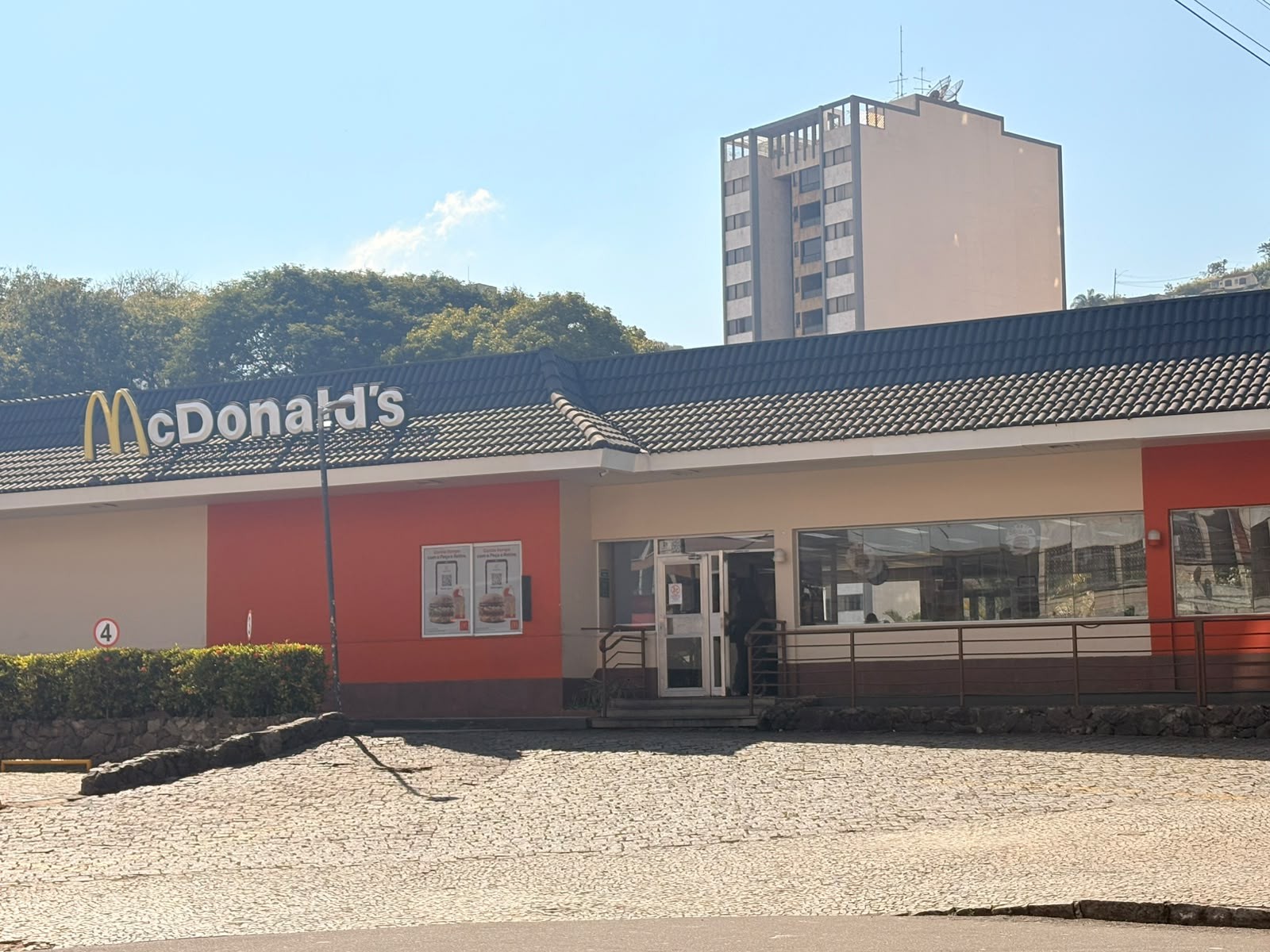 Funcionária de rede de fast food leva coronhada na cabeça durante assalto em Juiz de Fora