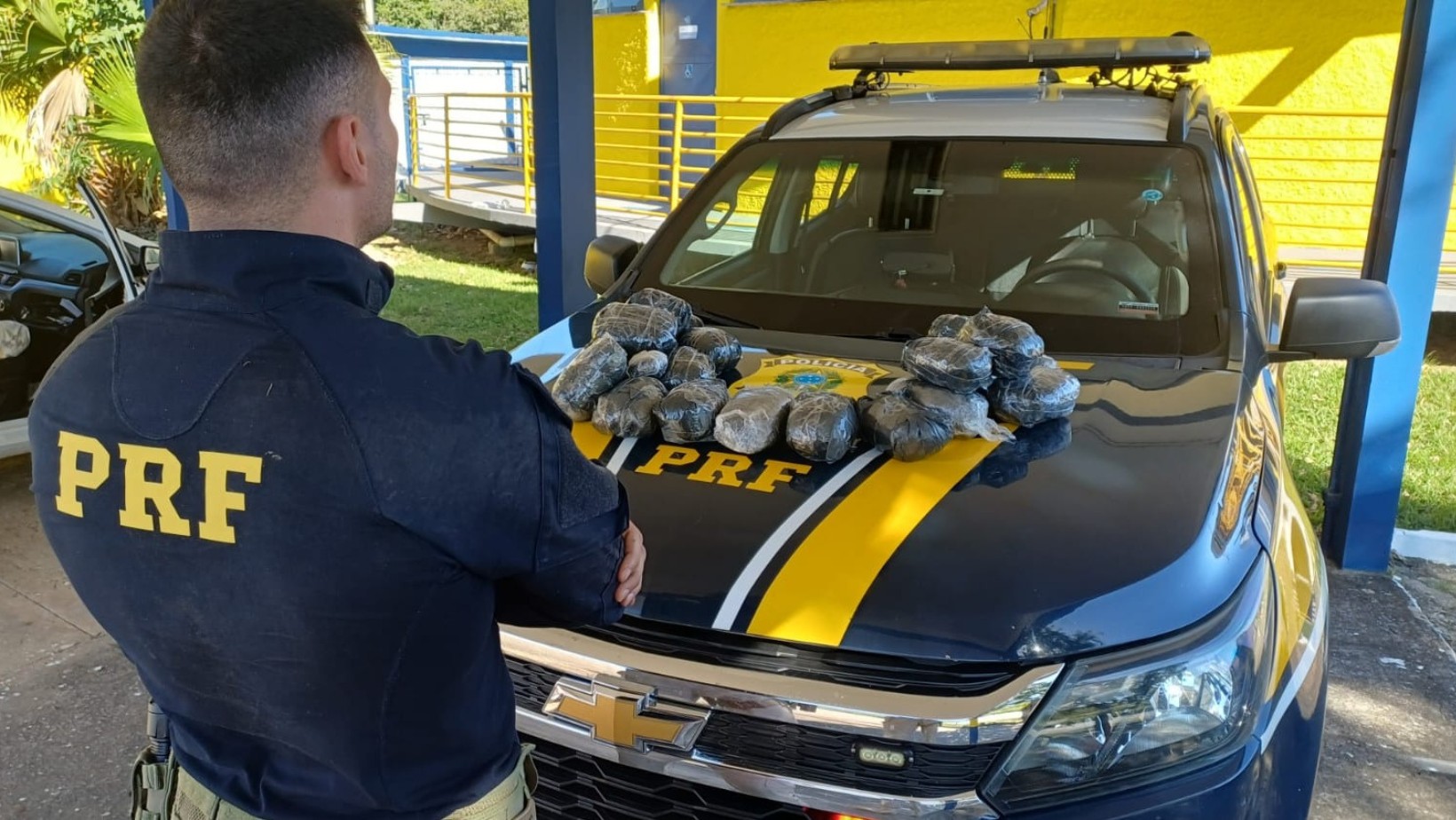 PRF apreende quase 21 kg de haxixe escondidos em portas de carro na Dutra, em Lavrinhas