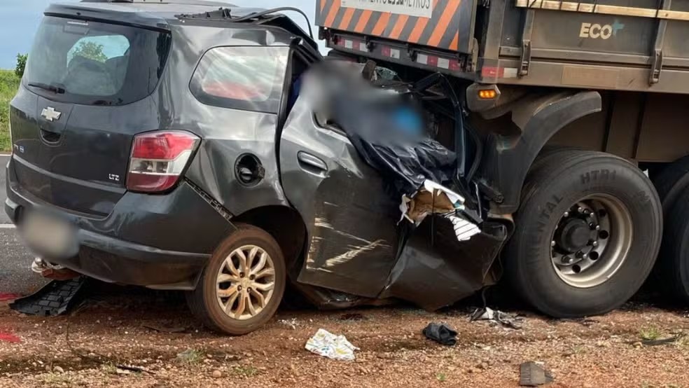 Carro de família de Goiás ficou destruído após acidente — Foto: Divulgação/Corpo de Bombeiros