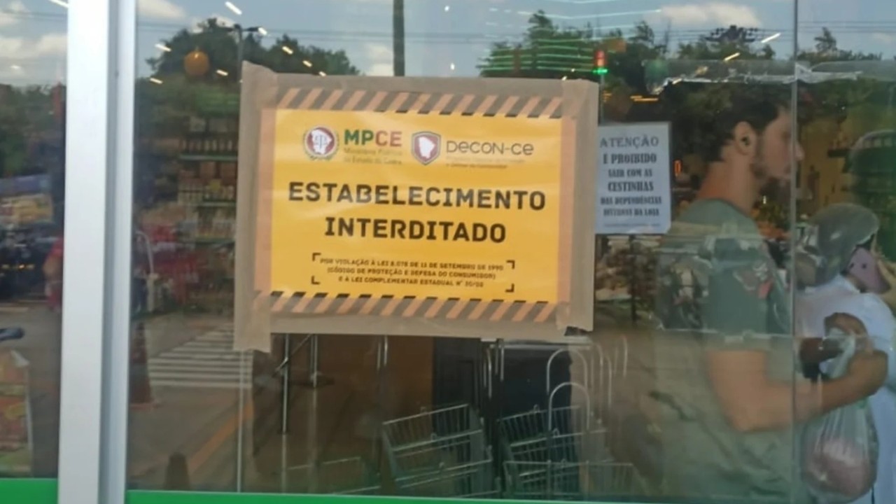 Supermercado é interditado em Fortaleza por acúmulo de sujeira, sangue no piso e outras irregularidades