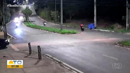 Motociclista fica ferido após bater no canteiro central de avenida no Aureny III