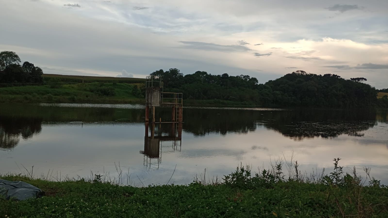 Jovem se afoga ao nadar em tanque, amigo tenta ajudar e os dois morrem, no Paraná