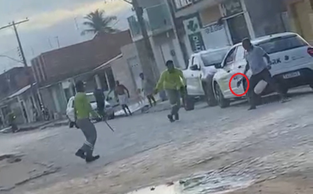 VÍDEO: homem fere funcionário da BRK com facão para impedir corte de água em Atalaia