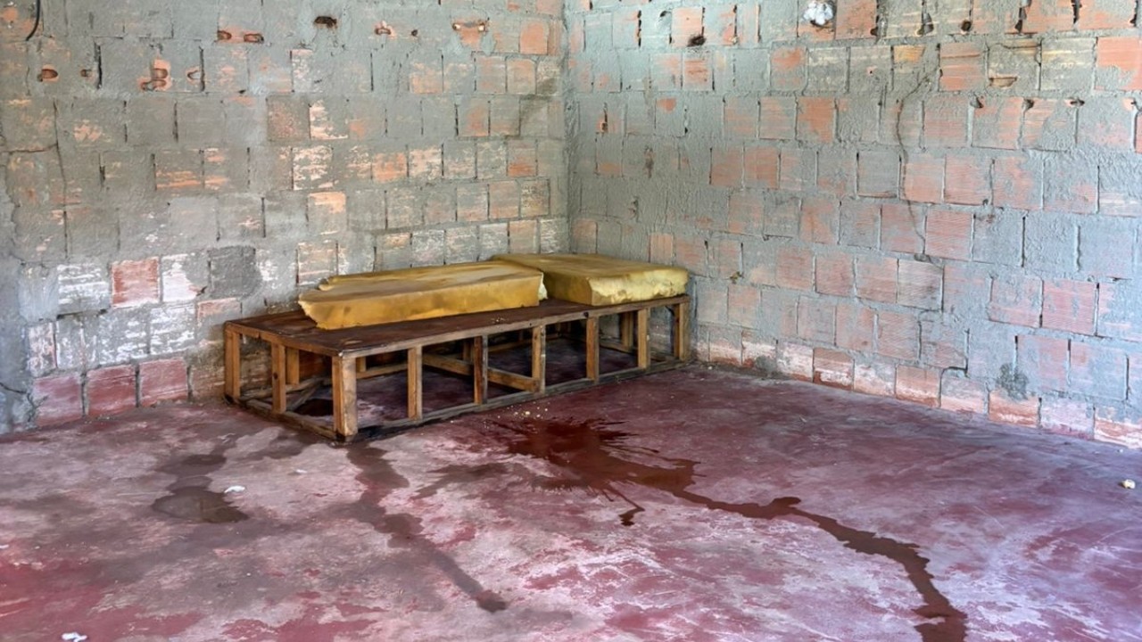 Dois irmãos são presos suspeitos de deixar mãe sem comida e em condições precárias, no AM