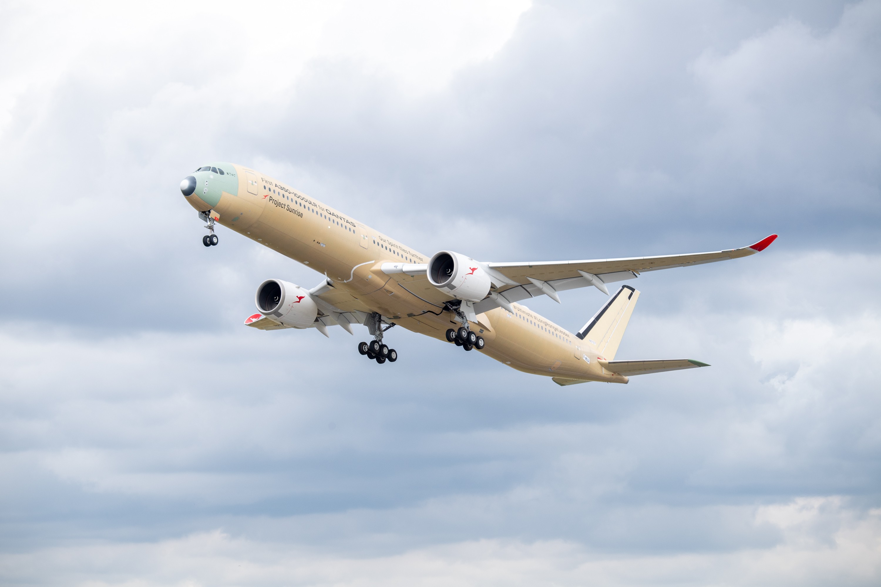 Avião que fará rota mais longa do mundo faz primeiro voo de teste
