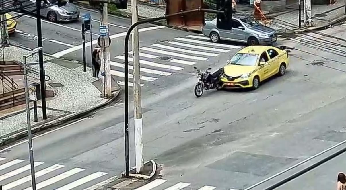 VÍDEO: Táxi atropela motociclista e arrasta moto em avenida de Juiz de Fora