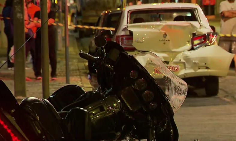 Polícia investiga se condutor de Harley-Davidson fazia racha quando bateu na traseira de carro parado, em Curitiba