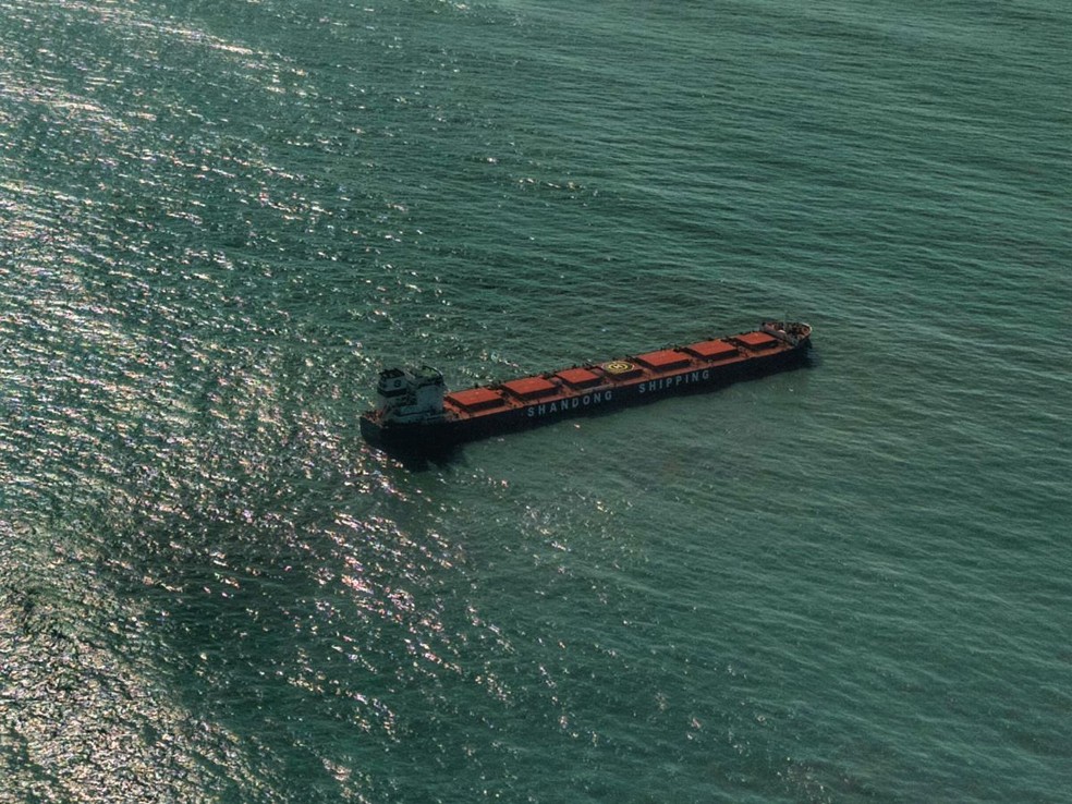 Navio Shandong Xin Ze teria ficado sem força ao entrar no canal de acesso ao Porto de Santos — Foto: Ciro Delellis/@dronelitorall