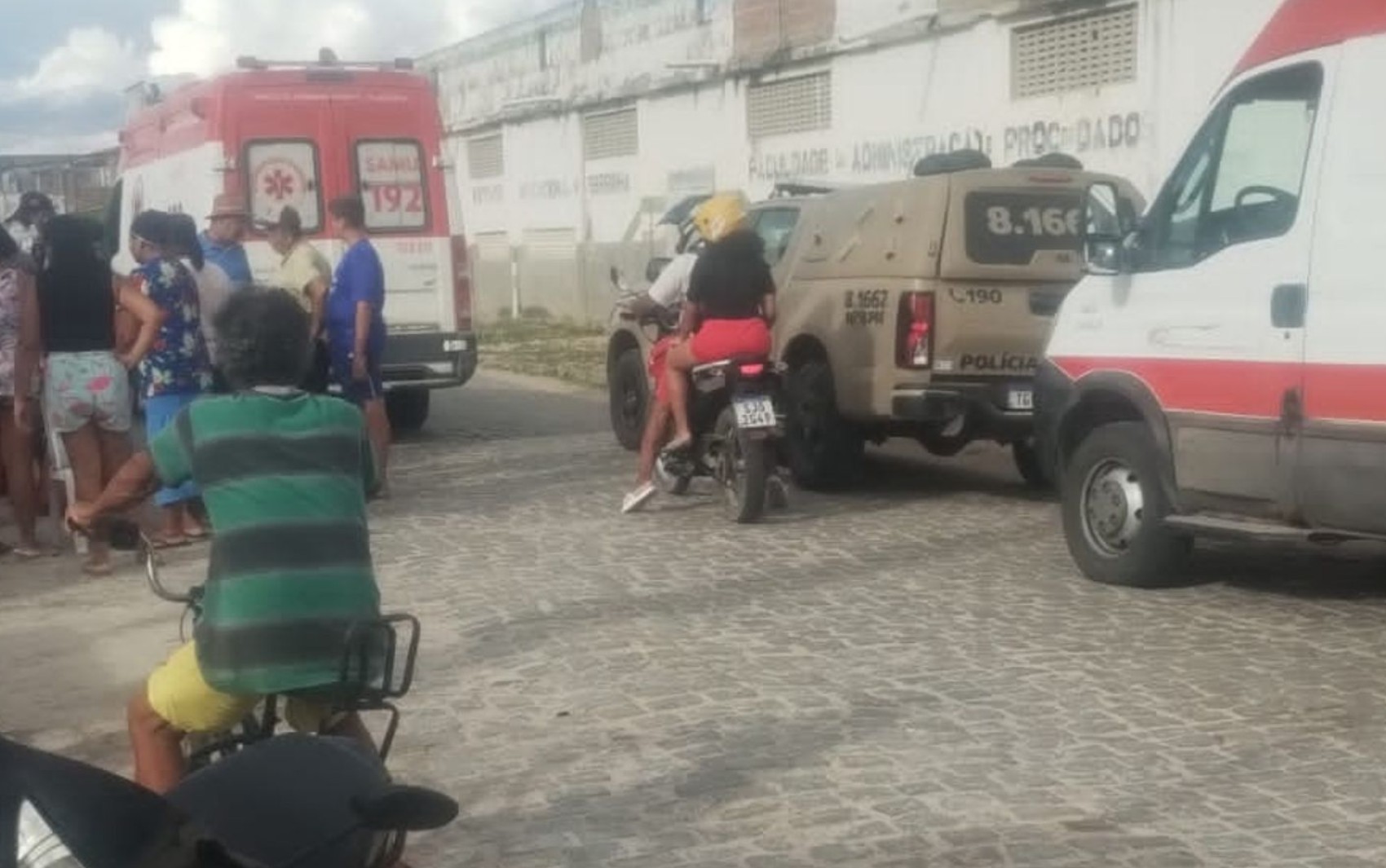 Idosa de 79 anos morre após ser atingida por bala perdida no interior da Bahia; dois homens ficaram feridos