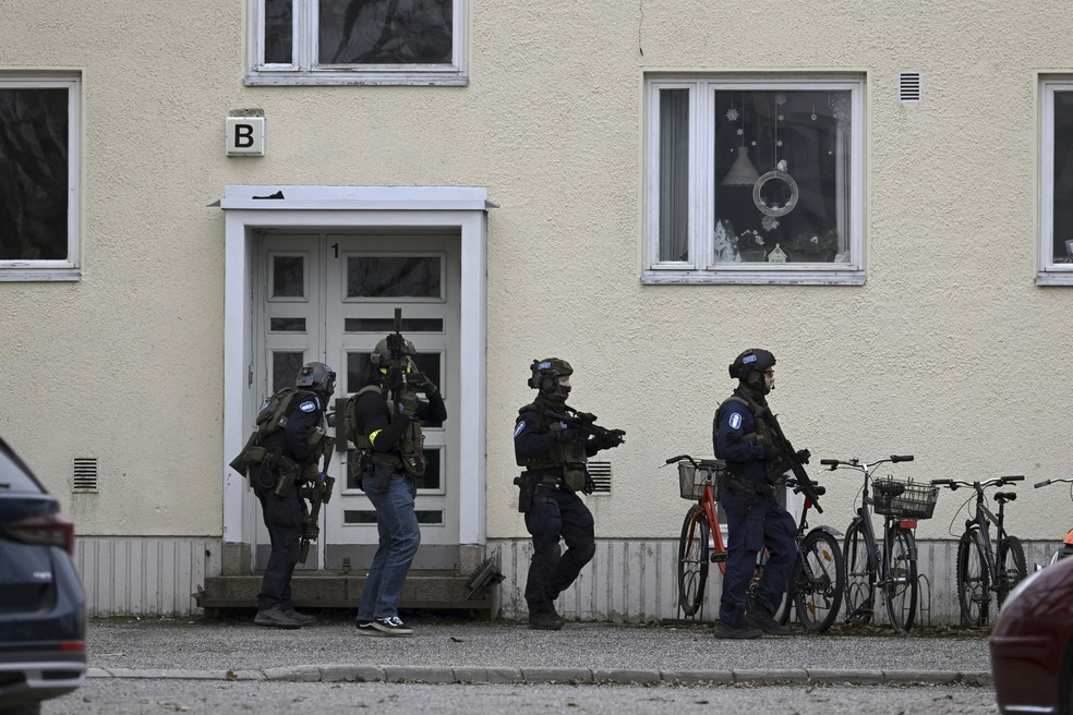 Policiais no local da escola Viertola, em Vantaa, Finlândia, após tiroteio — Foto: Markku Ulander / Lehtikuva via AP