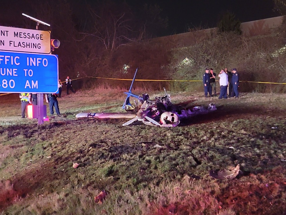 Avião caiu ao lado de rodovia, nos Estados Unidos — Foto: Polícia Metropolitana de Nashville