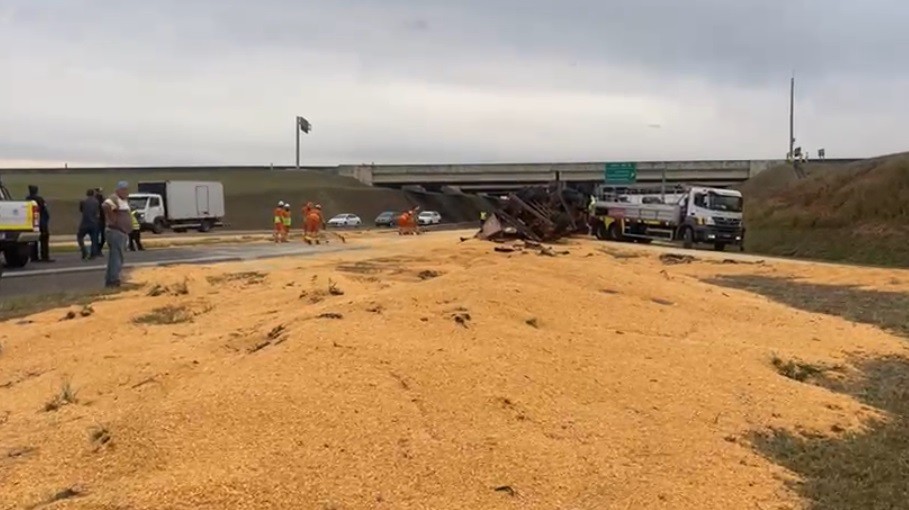 Carreta com milho tomba na Rodovia Luiz de Queiroz em Santa Bárbara, interdita trecho e gera congestionamento
