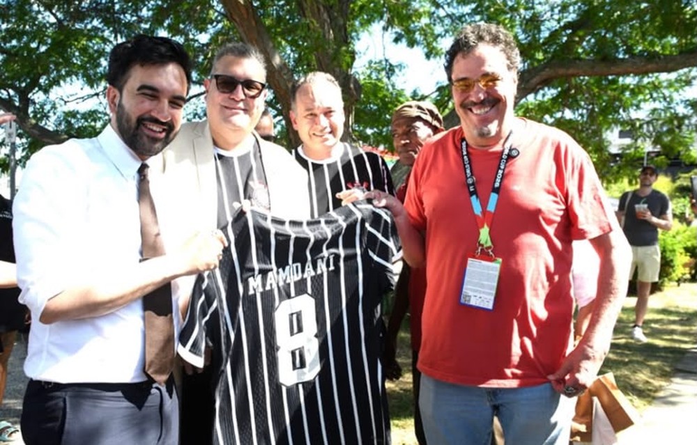 Prefeito de Nova York recebe camisas do Corinthians após publicar vídeo sobre a Democracia Corinthiana