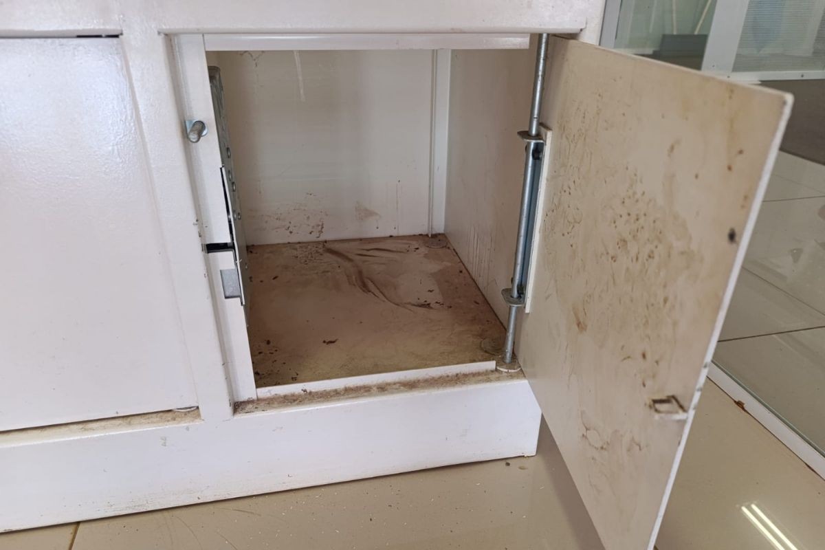 Criança de 3 anos fica presa em armário dentro de banco em MS; veja o resgate