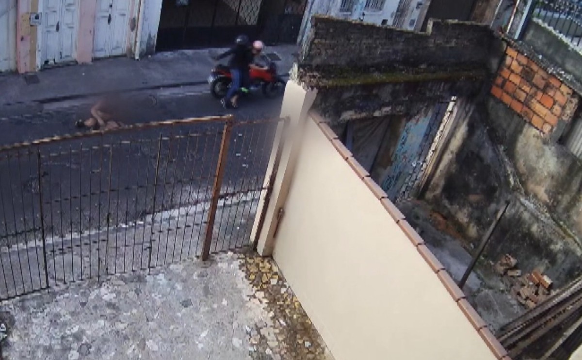 VÍDEO: Homem reage a tentativa de assalto e é baleado nas partes íntimas em Salvador