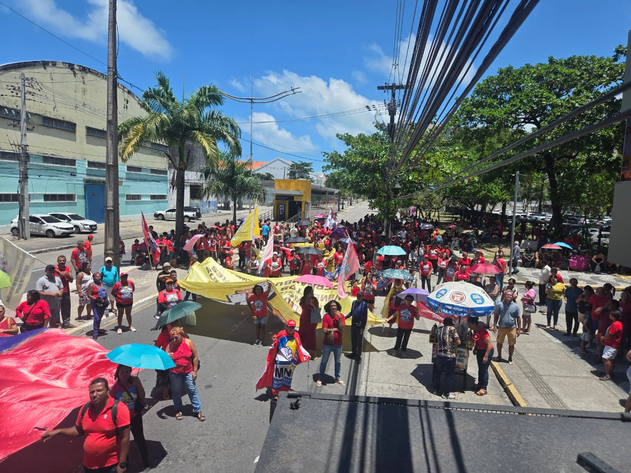 Manifestantes fazem protesto por moradia no Recife e cobram habitações à prefeitura e ao governo