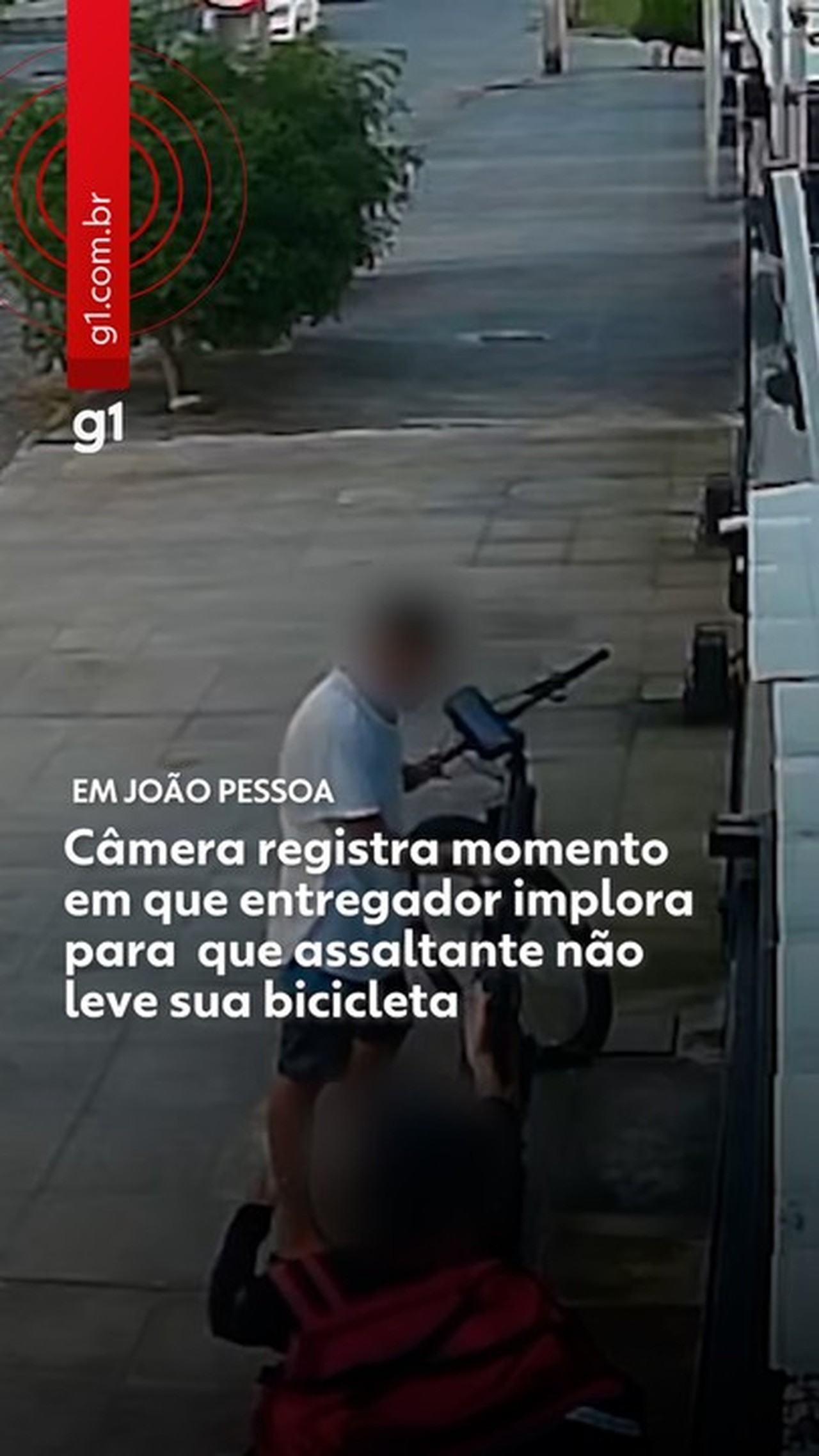 Entregador por aplicativo implora de joelhos para não ser assaltado, mas suspeito leva bicicleta e celular em João Pessoa; VÍDEO