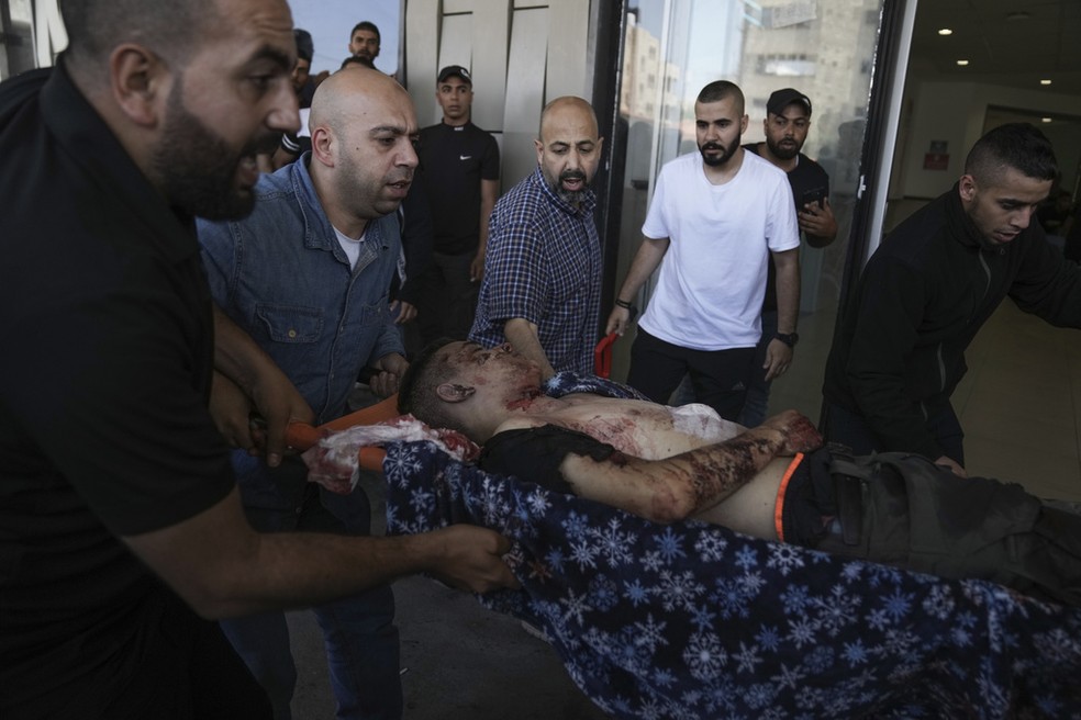Homem ferido é levado a hospital na Cisjordânia após ataque de Israel à cidade de Jenin, em 3 de julho de 2023.  — Foto: Nasser Nasser/ AP 