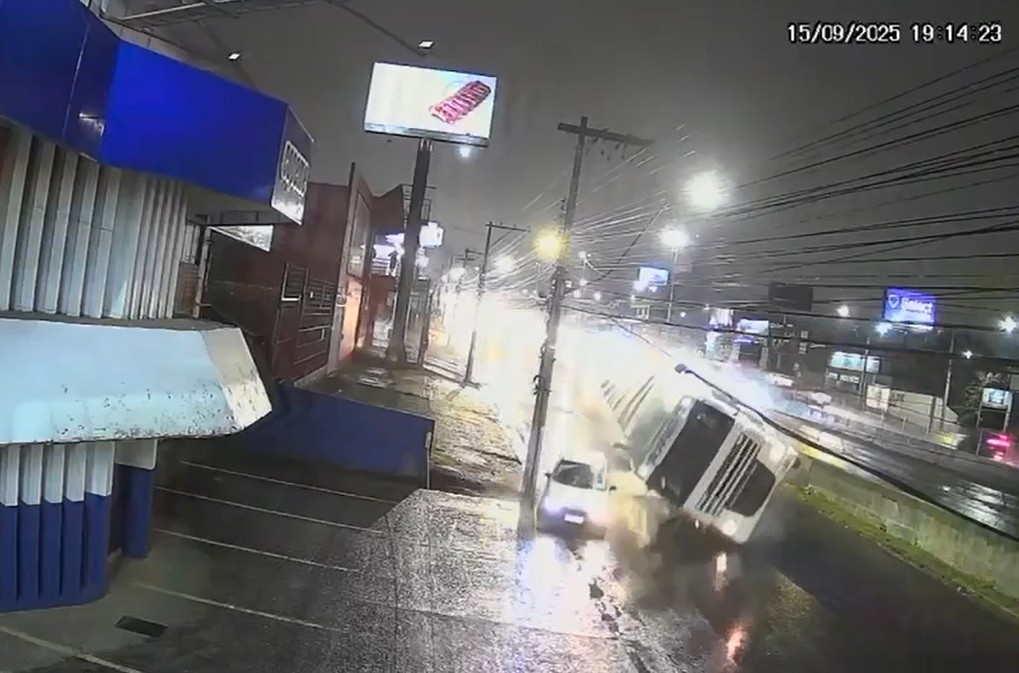 VÍDEO: caminhão tomba, motorista de carro desvia e escapa de ser esmagado na BR-116, em Canoas
