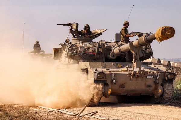 Tanque de Israel perto da fronteira com a Faixa de Gaza, em 3 de novembro de 2023 — Foto: Jack Guez / AFP