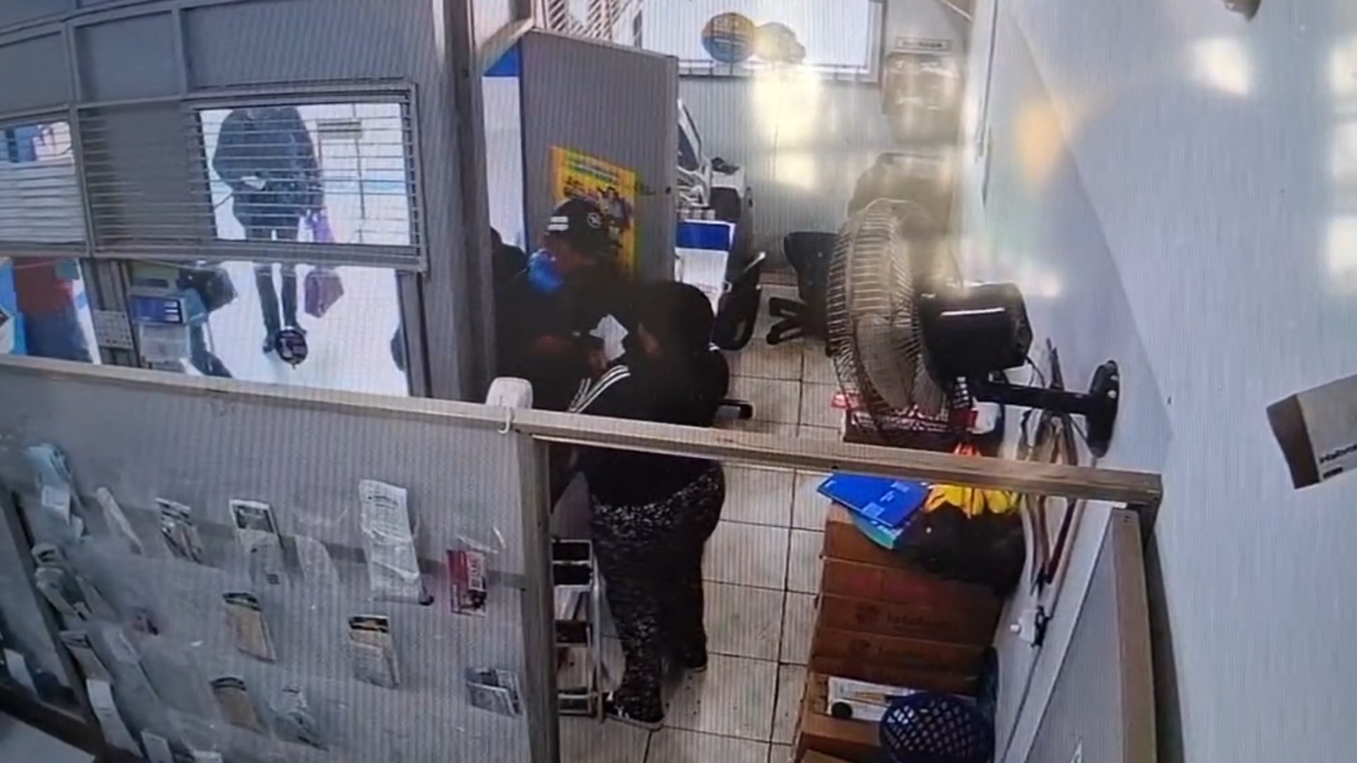 Homens armados invadem lotérica, rendem funcionária e fogem com R$ 4 mil em São Roque; vídeo