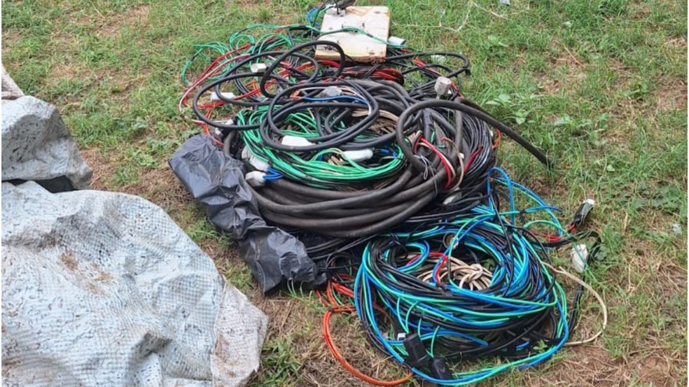 Homem ainda escondeu fios em galpão da Secretaria de Infraestrutura de Milagres, no Ceará. — Foto: Reprodução