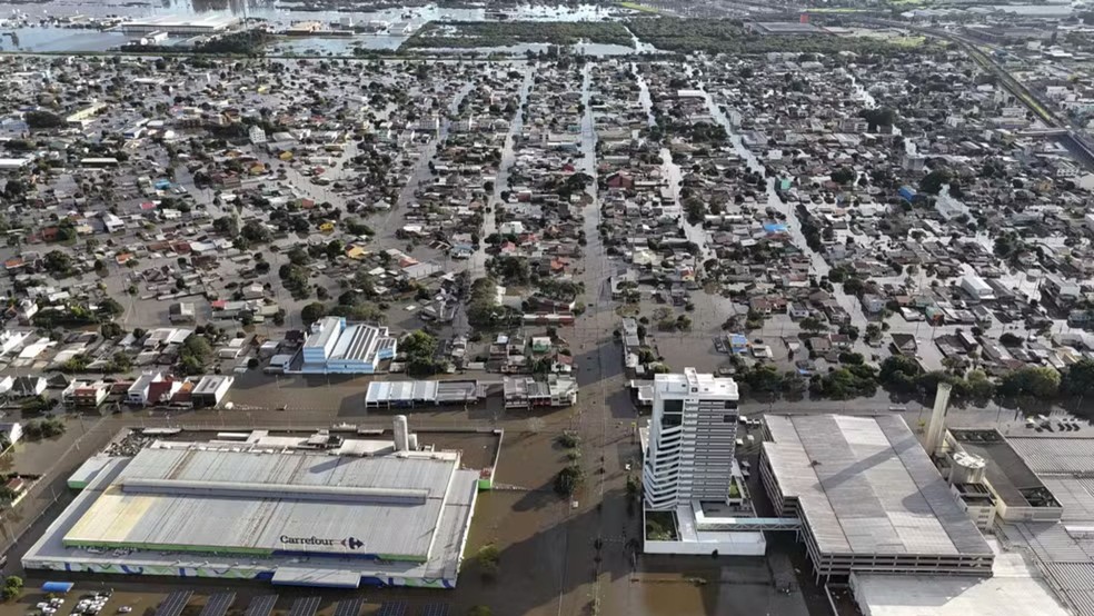 Imagem aérea mostra alagamento em Canoas, na Região Metropolitana de Porto Alegre — Foto: Carlos Macedo/AP