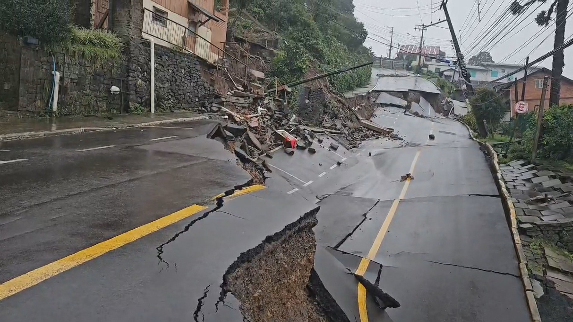 Temporais no RS: rua desmorona após chuva em Gramado