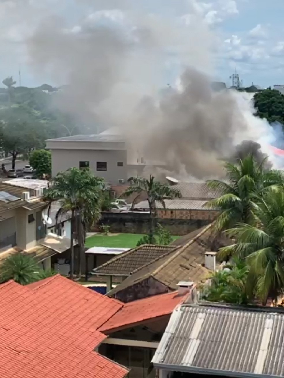 Fogo atingiu o conjunto de quitinetes em Sorriso (MT) — Foto: Reprodução