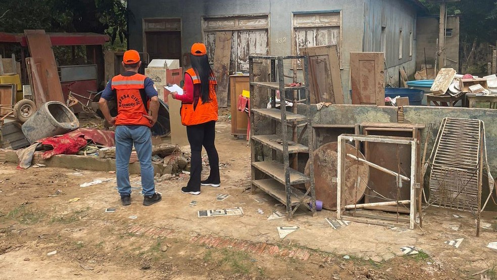 Equipes da prefeitura foram de casa em casa para conversar com os moradores — Foto:  Asscom/Prefeitura de Rio Branco 