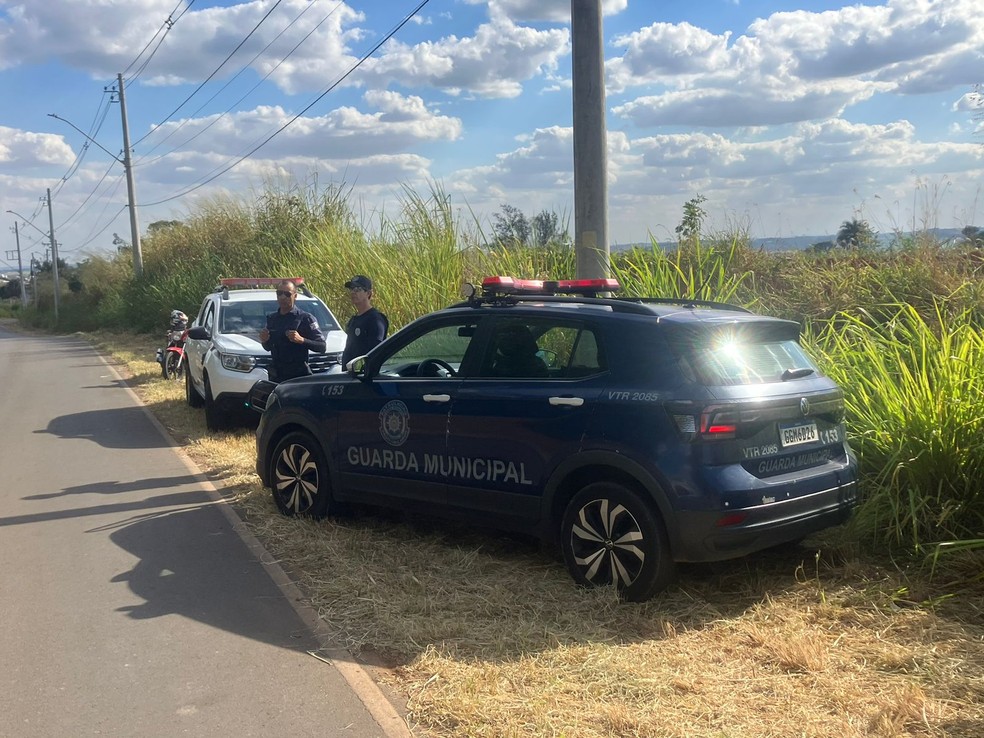 Guarda Municipal de Jaguariúna foi acionada depois que os assaltantes fugiram. — Foto: Junia Vasconcelos/EPTV