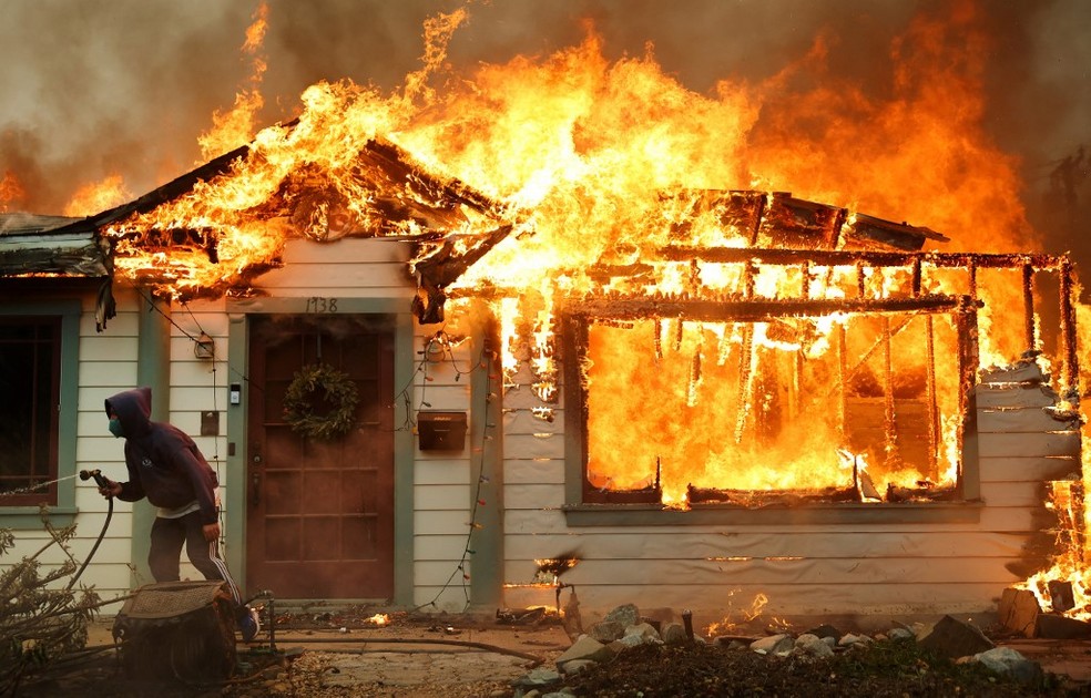 Casa pega fogo em Los Angeles, na Califórnia — Foto: Mario Tama/Getty Images via AFP