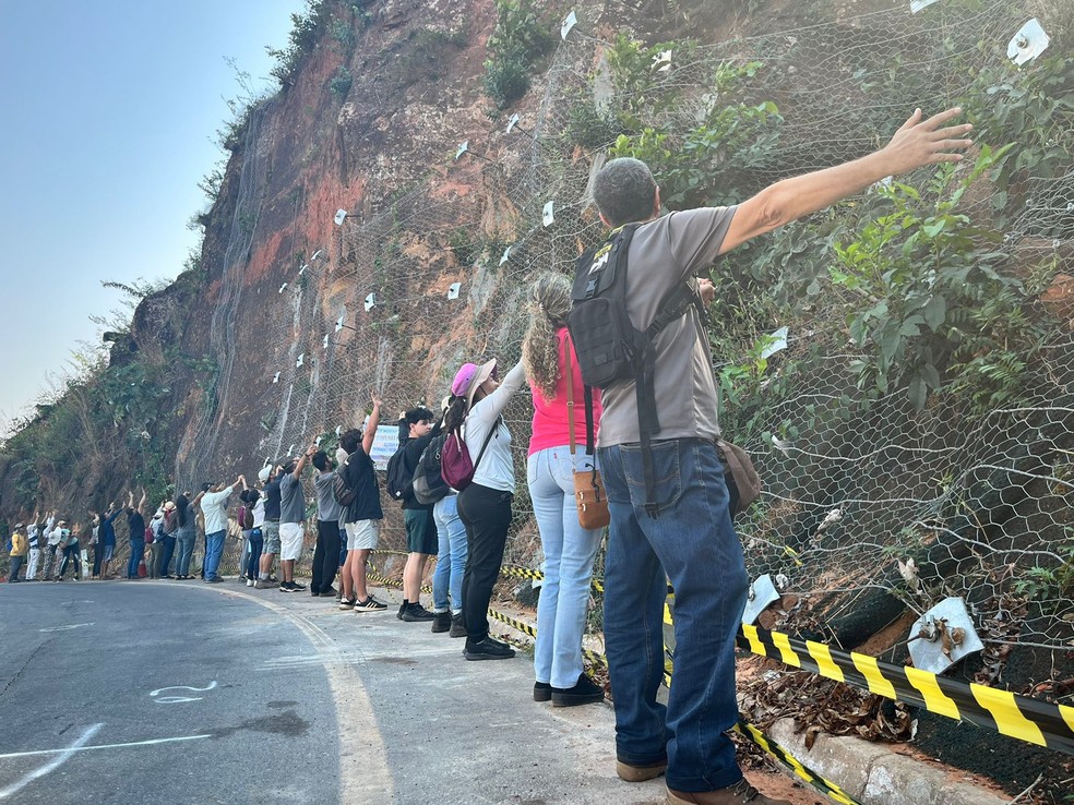 Moradores de Chapada dos Guimares realizam ato simblico contra obras no paredo  Foto: Reproduo