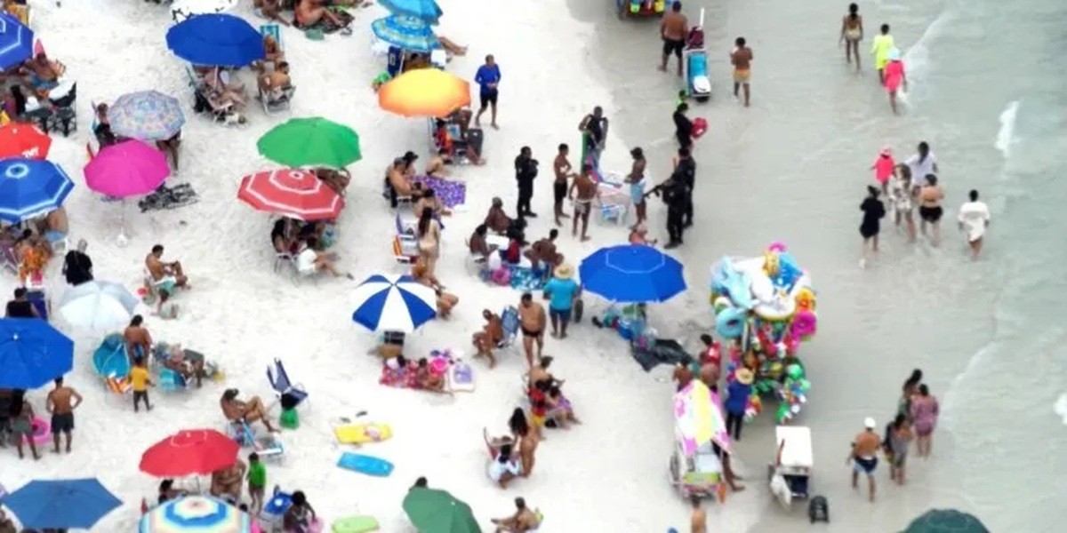 Drone flagra sete jovens usando drogas na Praia do Forte, em Cabo Frio