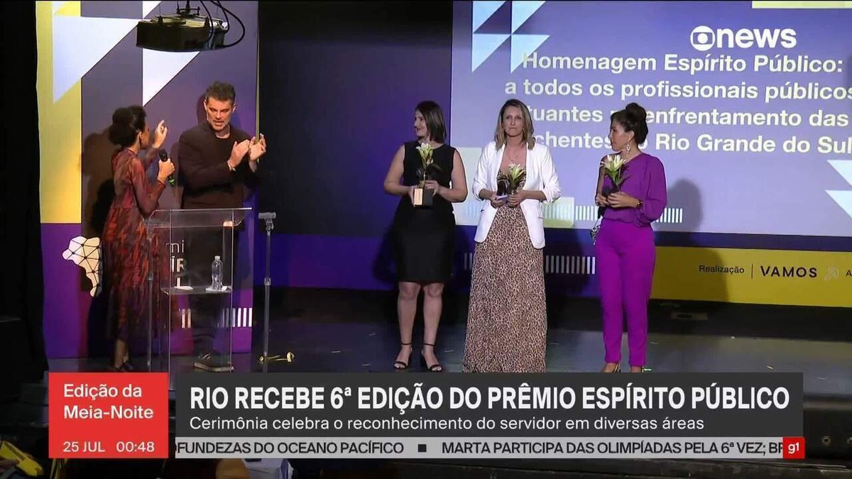 Prêmio Espírito Público anuncia vencedores no Teatro Rival; servidores que atuaram no RS são homenageados