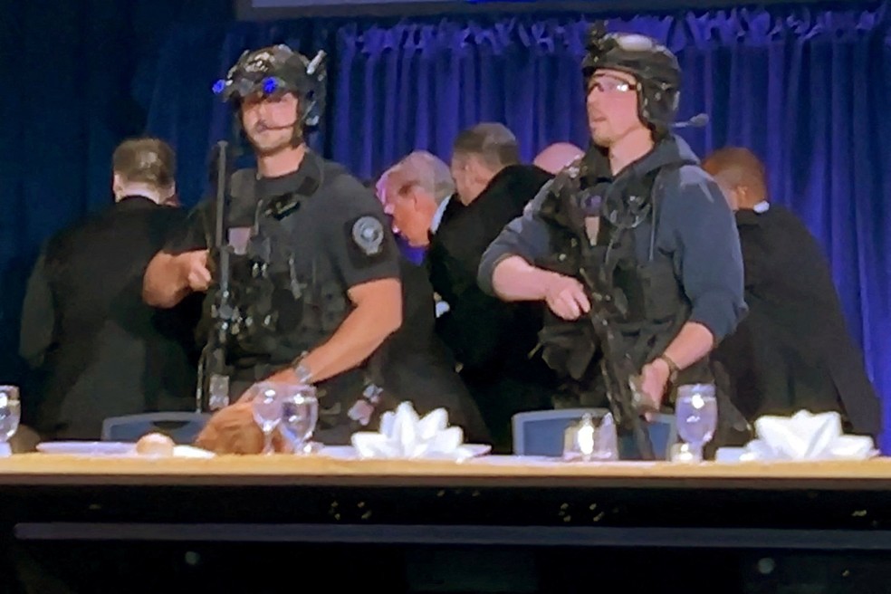 Trump é retirado de evento após tiros — Foto: Reuters